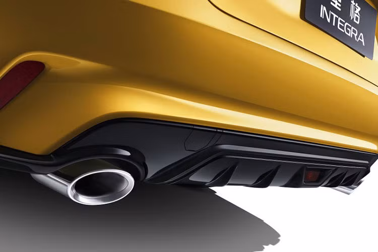 Nhìn chung, thiết kế bên ngoài của Honda Integra 2022 được đánh giá là thể thao hơn so với Civic mới. Ngoài ra, khi mua xe, khách hàng Trung Quốc có thể chi thêm tiền cho những phụ kiện ngoại thất màu đen như ăng ten hình vây cá, cánh gió trên nắp cốp sau, nắp bình xăng, ốp gương chiếu hậu, tay nắm cửa và vỏ đèn pha.