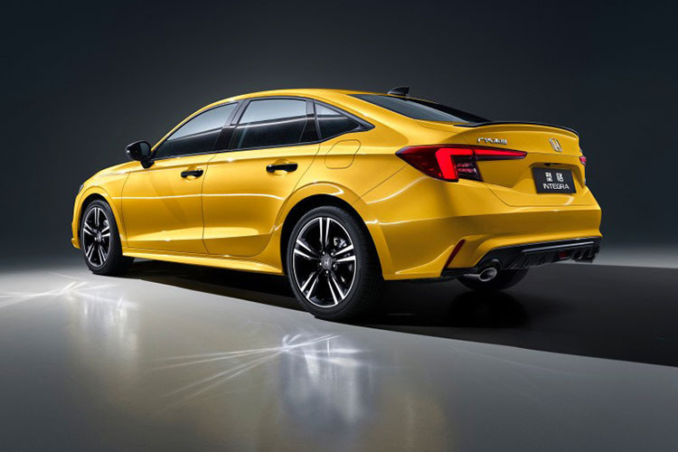 Ở Honda Civic 2022, nội thất được thiết kế tập trung vào sự đơn giản cũng như thực dụng. Xe được trang bị bảng đồng hồ kỹ thuật số với màn hình LCD 10,2 inch mới, vô lăng 3 chấu, màn hình thông tin giải trí dạng cảm ứng 9 inch nằm độc lập và cửa gió điều hòa kéo dài hết mặt táp-lô. 