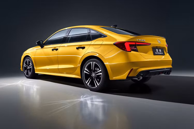 Ở Honda Civic 2022, nội thất được thiết kế tập trung vào sự đơn giản cũng như thực dụng. Xe được trang bị bảng đồng hồ kỹ thuật số với màn hình LCD 10,2 inch mới, vô lăng 3 chấu, màn hình thông tin giải trí dạng cảm ứng 9 inch nằm độc lập và cửa gió điều hòa kéo dài hết mặt táp-lô. 