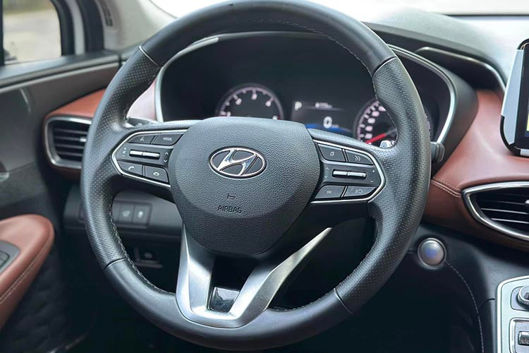 Ghế lái của xe có khả năng chỉnh điện 8 hướng, tích hợp nhớ 2 vị trí, cùng tính năng sưởi và làm mát, mang lại sự thoải mái tối ưu cho người lái. Ghế phụ cũng được trang bị các nút chỉnh ngả và vị trí tiện lợi.