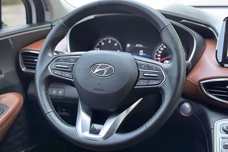 Ghế lái của xe có khả năng chỉnh điện 8 hướng, tích hợp nhớ 2 vị trí, cùng tính năng sưởi và làm mát, mang lại sự thoải mái tối ưu cho người lái. Ghế phụ cũng được trang bị các nút chỉnh ngả và vị trí tiện lợi.