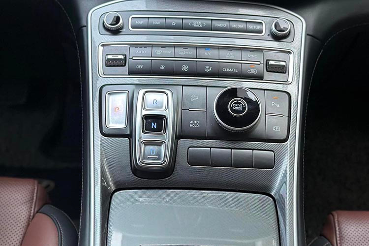 Dưới nắp ca-pô, Hyundai SantaFe 2022 phiên bản Dầu Premium được trang bị động cơ dầu Smartstream D2.2, cung cấp công suất tối đa 202 mã lực tại 3.800 vòng/phút và mô-men xoắn cực đại 441 Nm tại 1.750 vòng/phút. Xe sử dụng hộp số tự động ly hợp kép 8 cấp (8DCT) và hệ dẫn động bốn bánh thông minh HTRAC.