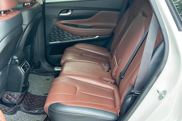 Hàng ghế thứ hai rộng rãi với khoảng để chân và trần xe thoáng đãng, đi kèm bệ tỳ tay tích hợp hộc để đồ. Ghế có thể trượt tiến/lùi hoặc gập phẳng để tăng không gian chứa đồ. Hàng ghế thứ ba cũng có thể gập phẳng.
