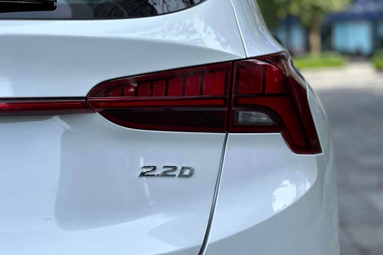 Ngoài ra, xe còn được trang bị bộ mâm hợp kim 19 inch 5 chấu, gương chiếu hậu chỉnh/gập điện tích hợp xi-nhan LED, tay nắm cửa mạ crôm, và cụm đèn hậu LED mảnh mai,...