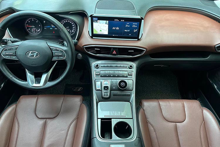 Bên trong cabin, Hyundai SantaFe 2022 sở hữu nhiều trang bị tiện nghi hiện đại như vô-lăng bọc da thiết kế 3 chấu, cụm đồng hồ kỹ thuật số 12,3 inch, màn hình cảm ứng trung tâm 10,25 inch hỗ trợ kết nối Android Auto/Apple CarPlay, dàn âm thanh 10 loa Harman-Kardon cao cấp, điều hòa tự động 2 vùng độc lập, cửa sổ trời toàn cảnh panorama và sạc không dây chuẩn Qi.