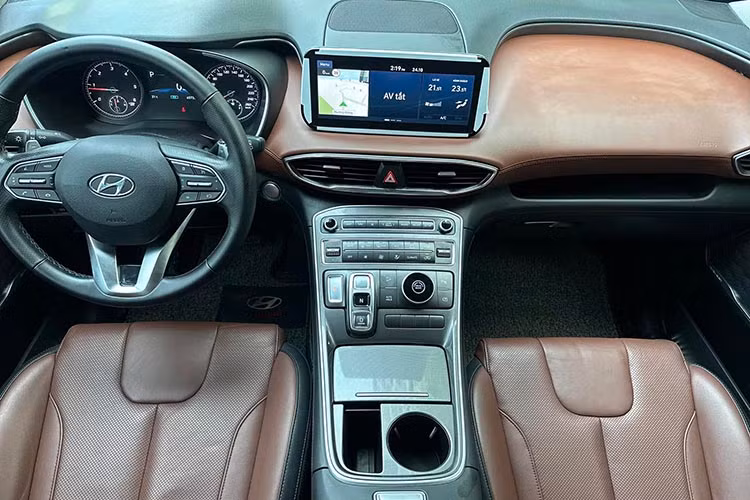 Bên trong cabin, Hyundai SantaFe 2022 sở hữu nhiều trang bị tiện nghi hiện đại như vô-lăng bọc da thiết kế 3 chấu, cụm đồng hồ kỹ thuật số 12,3 inch, màn hình cảm ứng trung tâm 10,25 inch hỗ trợ kết nối Android Auto/Apple CarPlay, dàn âm thanh 10 loa Harman-Kardon cao cấp, điều hòa tự động 2 vùng độc lập, cửa sổ trời toàn cảnh panorama và sạc không dây chuẩn Qi.
