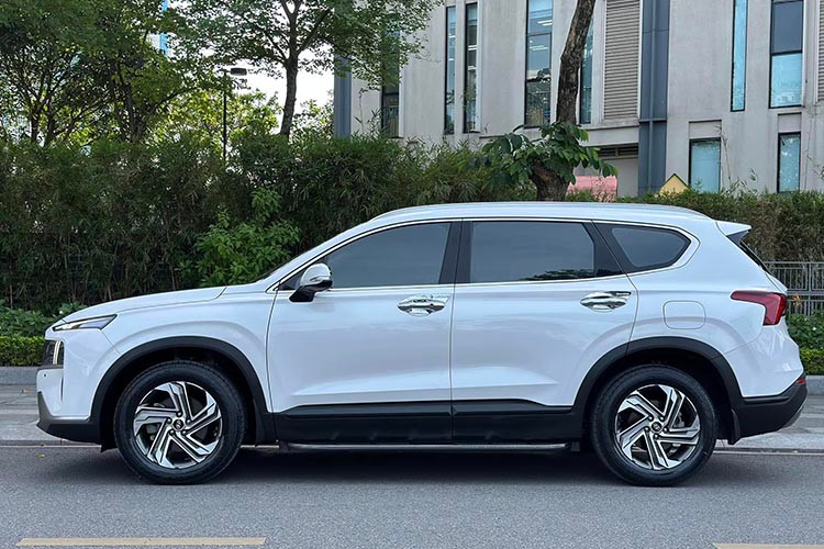 Về kích thước tổng thể, mẫu xe SUV Hyundai SantaFe 2022 có thông số chiều dài x rộng x cao tương ứng là 4.785 x 1.900 x 1.685 (mm), trục cơ sở dài 2.765 mm và khoảng sáng gầm ở mức 185 mm.
