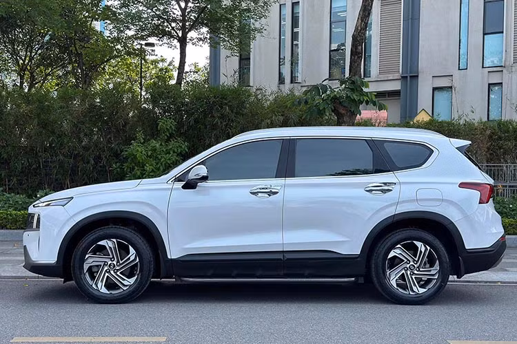 Về kích thước tổng thể, mẫu xe SUV Hyundai SantaFe 2022 có thông số chiều dài x rộng x cao tương ứng là 4.785 x 1.900 x 1.685 (mm), trục cơ sở dài 2.765 mm và khoảng sáng gầm ở mức 185 mm.