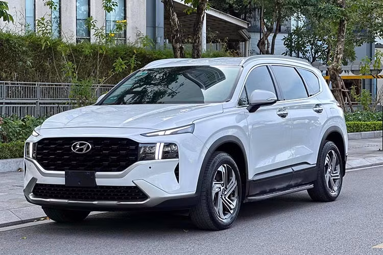 Mới đây, một chiếc xe Hyundai Santafe 2022 máy dầu đã qua sử dụng chủ nhân rao bán trên sàn xe cũ Hà Nội với mức giá khoảng 1,xxx tỷ đồng. Người bán cho biết, đây là phiên bản Dầu Premium với ngoại thất màu trắng và nội thất nâu. Chiếc xe đã chạy được một quãng đường dài 39.000 km, theo chỉ số ODO.