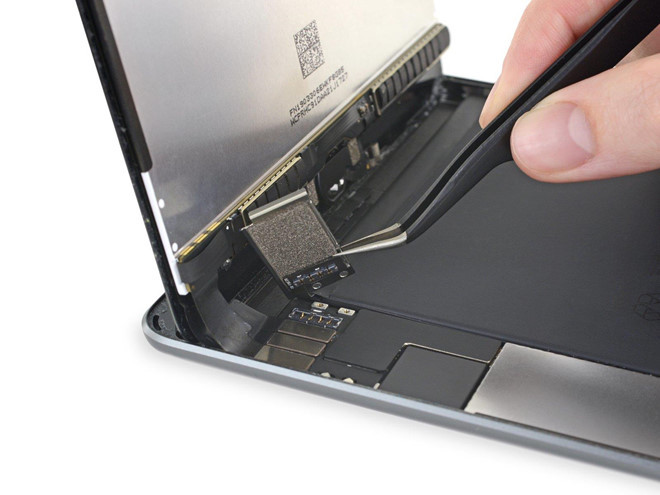 Quá trình mổ chiếc iPad mới được iFixit đánh giá là khá đơn giản so với đồ Apple, bởi nó sử dụng toàn ốc tiêu chuẩn. Dù vậy, việc sửa chữa hoặc thay thế linh kiện không hề dễ dàng bởi những thành phần như cổng Lighning hàn trực tiếp vào mạch, pin khó thay và sử dụng nhiều keo.