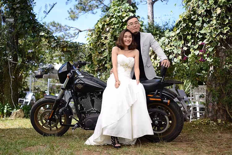 Đám ăn hỏi đơn giản nhưng độc đáo của đôi bạn trẻ bằng môtô xuyên suốt từ Sài Gòn về Đà Lạt đã gây chú ý cộng đồng mạng cuối tuần vừa qua. Được biết trong đám cưới này, cả cô dâu chú rể đều là những người mê xe môtô phân khối lớn (PKL), đặc biệt là dòng xe môtô Harley-Davidson.