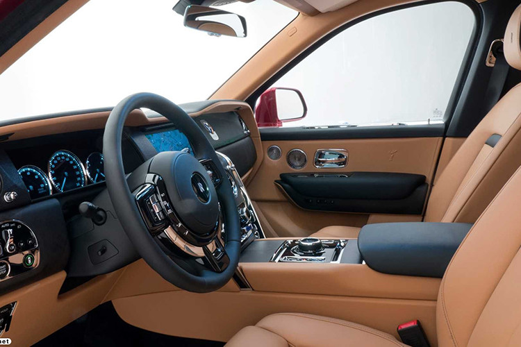 Mansions at Acqualina nói rằng nó là mái nhà của bộ sưu tập xe Rolls-Royce sở hữu độc lập lớn nhất trên thế giới. Trên thực tế, nó được chống lưng bởi chính nhãn hiệu Rolls-Royce, và chiếc Cullinan đặc biệt ở đây được khoác bộ áo màu đỏ Magma Red kèm với nội thất bọc da màu đen và rám nắng. 