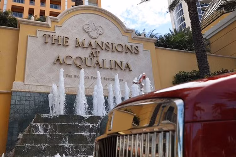 “ Mua nhà tặng xe sang” là một chiêu trò khuyến mãi nghe có vẻ hấp dẫn, nhưng thực tế sẽ khiến nhiều người ngã ngửa với số tiền mà họ chuẩn bị bỏ ra. Nếu bạn đang sinh sống ở Mỹ và săn lùng thị trường nhà đất để tìm một nơi sinh sống ở khu vực South Florida, đây chắc hẳn là một hợp đồng khiến bạn mê mẩn.