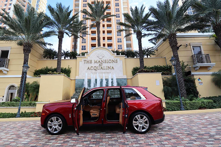 Trái tim của Cullinan nằm bên dưới nắp capo. Xe sử dụng động cơ tăng áp V12 6,75 lít, cho công suất 563 mã lực và mô-men xoắn lên tới 850 Nm tại 1.600 vòng/phút. Tại thị trường Mỹ, hiện mẫu SUV siêu sang Cullinan được bán với giá từ 325.000 USD (tương đương khoảng 7,39 tỷ đồng).