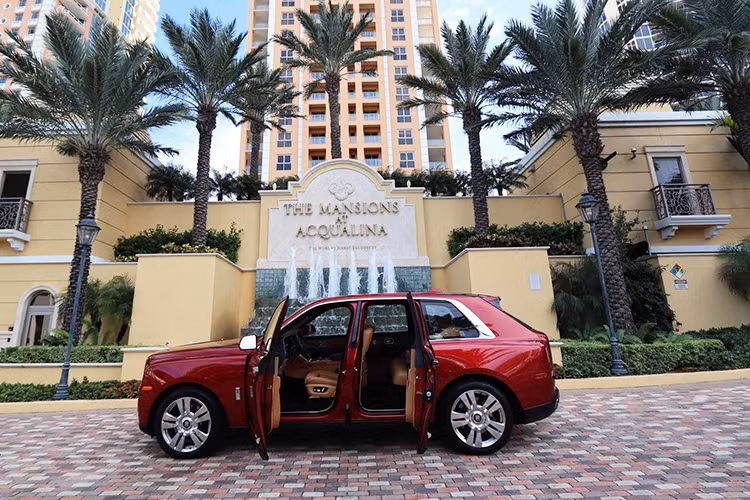 Trái tim của Cullinan nằm bên dưới nắp capo. Xe sử dụng động cơ tăng áp V12 6,75 lít, cho công suất 563 mã lực và mô-men xoắn lên tới 850 Nm tại 1.600 vòng/phút. Tại thị trường Mỹ, hiện mẫu SUV siêu sang Cullinan được bán với giá từ 325.000 USD (tương đương khoảng 7,39 tỷ đồng).