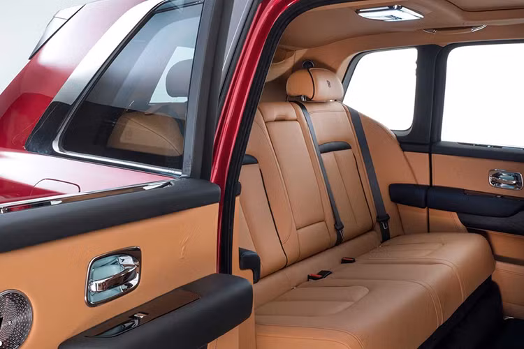 Những trang bị an toàn nổi bật trên Cullinan gồm camera 360, kiểm soát hành trình thích ứng, cảnh báo va chạm, cảnh báo khi có xe vượt, cảnh báo chệch làn đường hỗ trợ giữa làn đường. Hệ thống hiển thị trên kính lái HUD kích thước 7x3 inch, hệ thống định vị GPS và phát Wi-Fi.