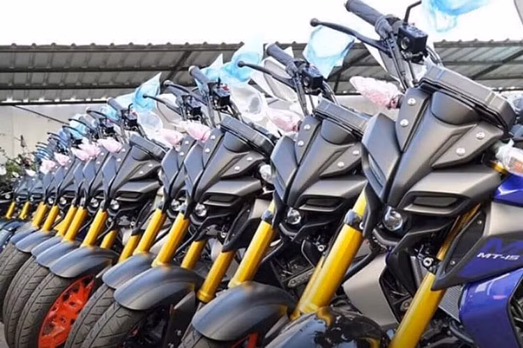 Mẫu xe naked-bike cỡ nhỏ Yamaha MT-15 sẽ thay thế cho MSlaz, hay còn có tên gọi khác tại Việt Nam là Yamaha TFX 150. So với thế hệ trước, Yamaha MT-15 tùy sử dụng chung khung gầm và hệ thống treo những kiểu dáng thiết kế và động cơ đã được nâng cấp rất đáng kể.