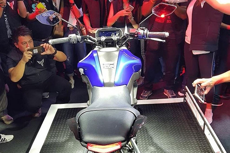 Không chỉ có phần đầu, đuôi và thân xe của MT-15 cũng đã được thiết kế lại hoàn toàn với điểm chung duy nhất chỉ nằm ở cặp đèn xi-nhan và đèn hậu ở phía sau. Với mẫu streetfighter mới này, Yamaha đã chú ý nhiều hơn tới sự thoải mái của người ngồi đằng sau xe. Không chỉ hạ thấp phần đuôi xuống hơn một chút, hãng còn thiết kế cho MT-15 bộ yên liền đầy đặn hơn, thay vì yên rời với kiểu dáng khá góc cạnh như TFX 150 cũ.