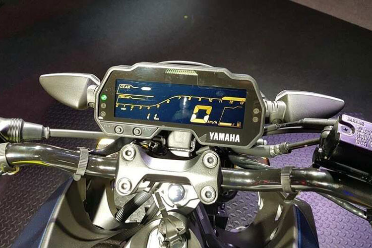Với phần đầu xe thay đổi, ốp bình xăng hai bên cũng đã được Yamaha tạo dáng lại - một lần nữa tương tự như MT-10 hay MT-09. Bảng đồng hồ với màn hình LCD đơn sắc khá hẹp của TFX 150 cũ nay cũng đã bị loại bỏ, thay vào đó là loại đang sử dụng trên R15 V3 nhưng đổi màu nền.