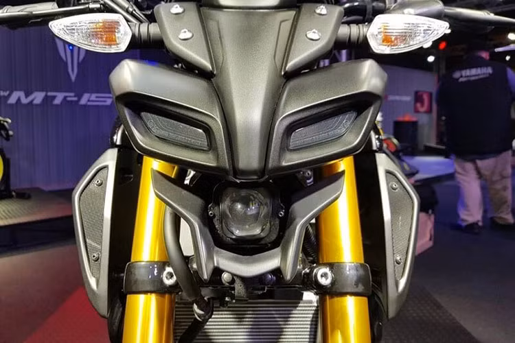 Trước đây, mẫu xe "đàn anh" mẫu xe côn tay cỡ nhỏ Yamaha TFX 150 thường được người chơi đánh giá là có phần đầu như "siêu nhân" hay các robot biến hình trong series phim Transformers và với thiết kế mới, phần đầu của MT-15 càng trở nên giống với bộ mặt của một robot hơn.