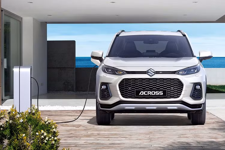 Xe được trang bị bộ mâm hợp kim đa chấu kích thước 19 inch. Trong khi đó, các chi tiết đuôi xe gần như bê nguyên từ RAV4, vẫn là cặp đèn hậu LED vuốt sắc nhọn ra phía ngoài. Nhìn chung, ngoại hình tổng thể của Suzuki Across có vẻ trau chuốt và trẻ trung hơn một chút so với "bản gốc".