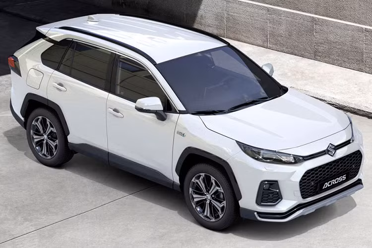 Đối với nội thất, cách bố trí ở bên trong xe có rất ít sự khác biệt với Toyota RAV4 Plug-In Hybrid, ngoại trừ việc Suzuki Across được lắp đặt vô lăng thiết kế mới mẻ hơn, bảng táp-lô sửa đổi và tất nhiên trong xe sẽ có logo của Suzuki chứ không phải Toyota.