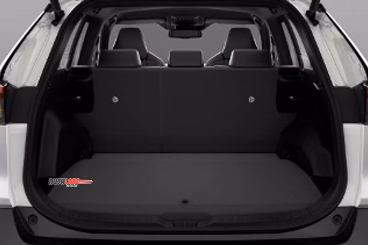 Cũng theo công bố của Suzuki, Across có dung tích cốp 490 lít - ít hơn so với các đối thủ như Mazda CX-5 và Honda CR-V, nhưng nó vẫn có đủ không gian để mang hành lý cho kỳ nghỉ của một gia đình.