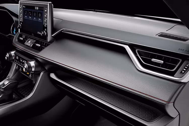 Cụ thể Across sẽ sử dụng động cơ xăng dung tích 2.5L 4 xi-lanh cho công suất 173 mã lực, kết hợp cùng 2 động cơ điện lấy năng lượng từ bộ pin 18,1kWh gắn trên sàn. Chưa rõ tổng công suất mà Suzuki Across sở hữu là bao nhiêu nhưng trên Toyota RAV4 Plug-in-hybrid, hệ thống này cho ra tổng công suất 302 mã lực.