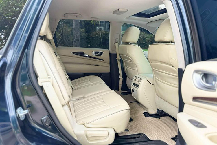 Trên phiên bản cao cấp "Premium", QX60 có thêm cửa sổ trời toàn cảnh cho hàng ghế thứ 2 và 3, màn hình màu 7-inch cho hành khách sau được tích hợp vào tựa đầu ghế trước... Một số hệ thống hỗ trợ lái và an toàn điển hình trên QX60 mới bao gồm; ABS, hỗ trợ phanh BA, phân phối lực phanh điện tử EBD, kiểm soát cân bằng VDC, kiểm soát lực kéo TCS, hỗ trợ khởi hành ngang dốc, kiểm soát áp suất lốp...