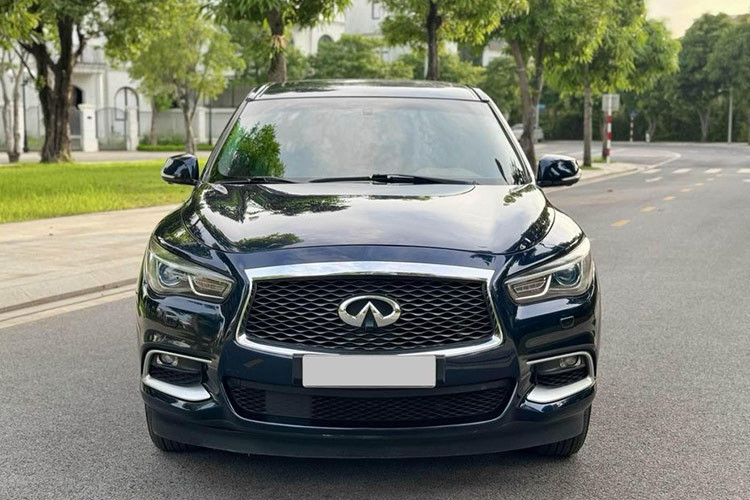 Chiếc xe Infiniti QX60 2017 đã qua sử dụng trong bài viết thuộc cao cấp mang biển Hà Nội và đang được chủ nhân chào bán khoảng hơn 900 triệu đồng. Như vậy, sau khoảng 7 năm lăn bánh tại Việt Nam, chủ nhân chiếc xe bị khấu hao khoảng gần 3 tỷ đồng. 