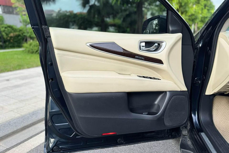 Cả hai phiên bản QX60 phiên bản 2017 bán ra tại Việt Nam đều sử dụng động cơ xăng V6 3.498cc đạt công suất 263 mã lực tại 6.400v/ph và mô-men xoắn cực đại 334Nm tại 4.400v/ph, hệ thống dẫn động 4 bánh toàn thời gian AWD và hộp số vô cấp CVT điều khiển điện tử tích hợp chế độ số tay cho phép lựa chọn tuần tự các cấp số. 