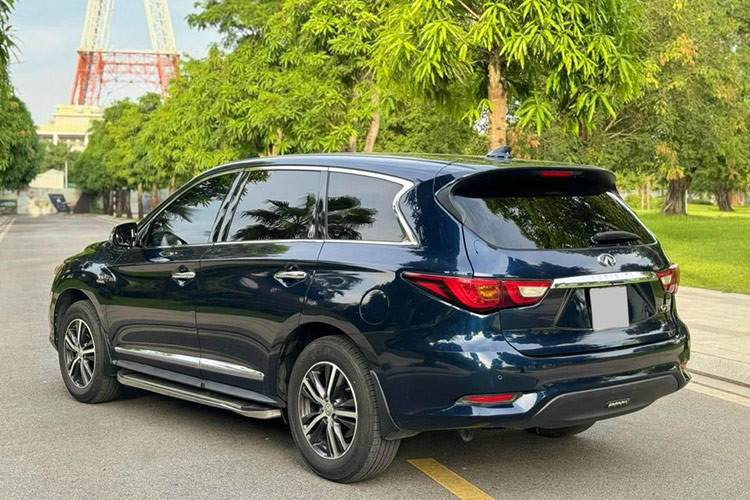 La-zăng chiếc xe SUV hạng sang Infiniti QX60 mang thiết kế mới dạng đa chấu ddược cách tân trẻ trung và thể thao hơn. Phần đuôi xe với hệ thống đèn hậu thiết kế mới kéo dài từ thân xe tới cản sau mang lại dáng vẻ khỏe khoắn, cánh gió lớn cùng ăng-ten vây cá mập tôn lên vẻ mạnh mẽ và sang trọng... 