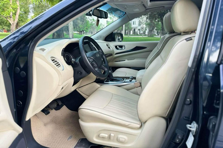 Infiniti QX60 đời 2017 sở hữu hệ thống âm thanh cao cấp của Bose tích hợp công nghệ bass Acoustic Waveguide, đầu đọc AM/FM/CD/DVD/MP3, hệ thống dữ liệu Radio (RDS), tính năng điều khiển âm lượng cảm biến theo tốc độ, bộ nhớ lưu trữ nhạc dung lượng lên tới 9.0GB... Xe cũng được bổ sung cần số mới, hệ thống kiểm soát điều hoà 3 vùng tự động và thêm cổng sạc USB.