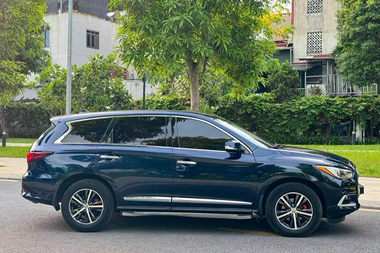 Ở phiên bản 2017 mẫu xe SUV 7 chỗ hạng sang Nhật Bản sở hữu lưới tản nhiệt dạng mạng lưới thay cho kiểu 4 thanh ngang ở mẫu cũ. Kích thước tổng thể của xe (Dài x Rộng x Cao) tương ứng (4.989 x 1.960 x 1.742)mm với chiều dài cơ sở 2.900mm. Xe được thiết kế tối ưu khí động học với hệ số cản Cd 0.34. Cản trước được làm mới với đường bao hốc đèn sương mù nổi bật và đèn pha mới tinh tế hơn.