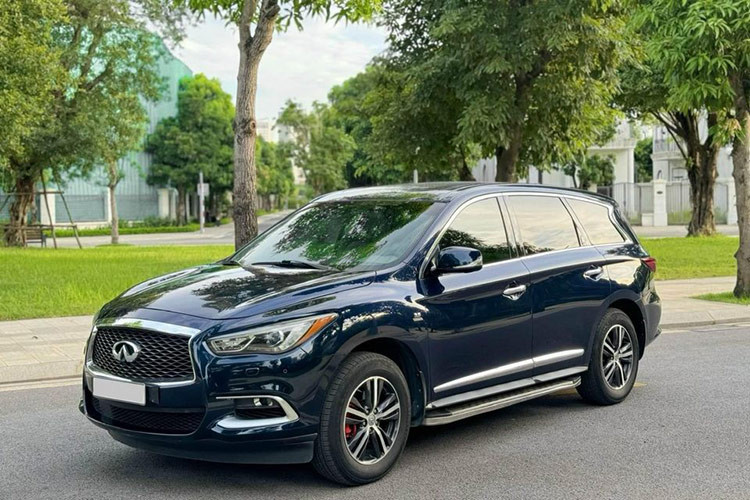 Mới đây một chiếc SUV hạng sang Infiniti QX60 đời 2017 bất ngờ được chào bán trên sàn xe cũ Hà Nội. Nằm trong phân khúc hạng D cao cấp, QX60 từng đại diện cho Infiniti để cạnh tranh với các đối thủ Đức như Mercedes GLC, BMW X3, Audi Q5 hay "người đồng hương" Lexus RX350.