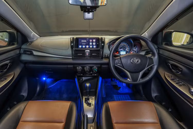 Bên trong xe được tính toán hợp lý nhằm tối đa hóa không gian cho người sử dụng: Bảng táp lô được thiết kế hài hòa, kết hợp cùng bảng đồng hồ với thiết kế dạng 3D chia làm 3 khu vực riêng biệt, rõ ràng, gia tăng cảm giác rộng rãi và thông thoáng cho người sử dụng.