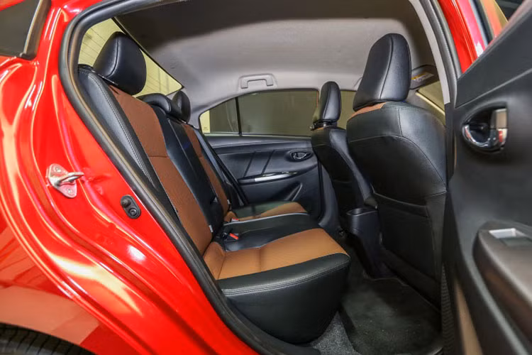 Động cơ mới trên mẫu xe này (thay loại van biến thiên VVT-i cho van nạp ở phiên bản cũ). Kết quả, động cơ mới mang lại hiệu suất vận hành cao ở mọi địa hình với công suất cực đại 107 mã lực/6000 v/p và mômen xoắn cực đại 140 Nm/4200 v/p.