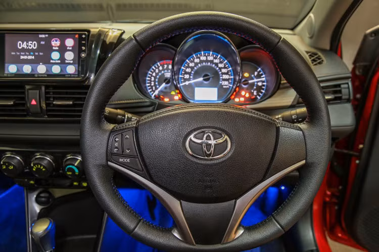 Các trang thiết bị và tính năng khác của xe vẫn được trang bị bao gồm: Đồng hồ công tơ mét được đặt phía người lái, cửa sổ chỉnh điện tích hợp tính năng chống kẹt, hệ thống chống trộm (xe G), điều hòa không khí tự động (trên xe 1.5G), bộ lọc không khí giúp tối đa hóa việc lọc bụi, đầu CD 1 đĩa tích hợp AM/FM, kết nối AUX/USB và Bluetooth,…