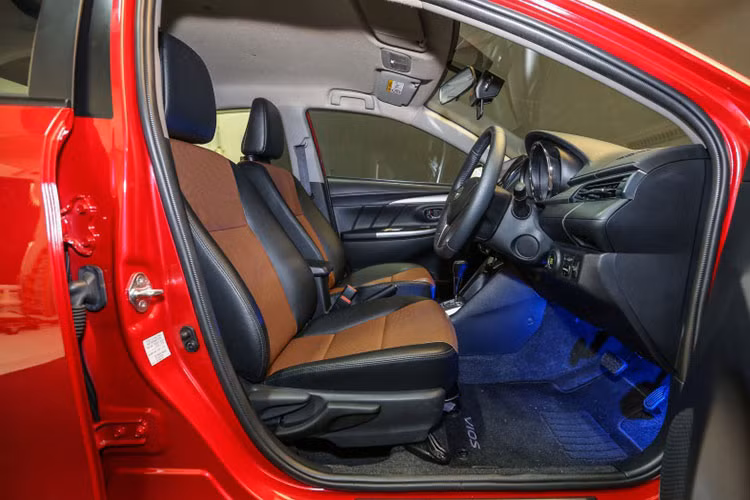 Toyota Vios mới 2016 được trang bị động cơ 2NR-FE mới dung tích 1.5L, 4 xy lanh thẳng hàng, 16 van DOHC, với hệ thống điều phối van biến thiên thông minh kép Dual VVT-i tối ưu hóa thời điểm đóng mở đồng thời của cả van nạp và van xả phù hợp với điều kiện lái xe.