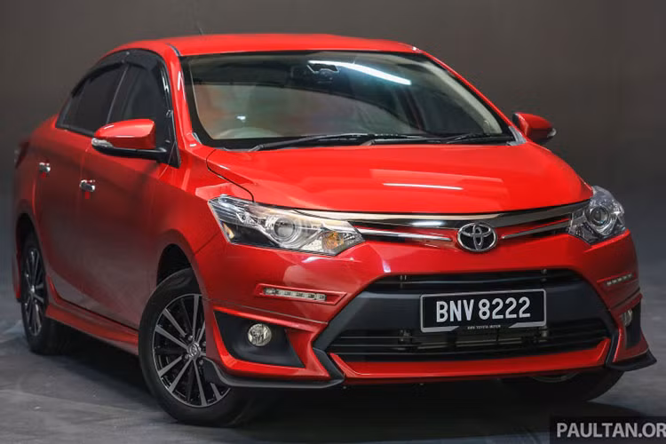 Tiếp nối thành công của mẫu xe Vios hiện tại, nhằm tiếp tục theo đuổi sự hoàn hảo và thích nghi với sự thay đổi của phong cách sống thành thị hiện đại, hãng xe Nhật Bản vừa chính thức giới thiệu ra thị trường Malaysia mẫu Toyota Vios 2016 phiên bản mới.