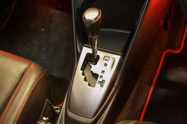 Đi cùng động cơ mới, hộp số tự động CVT với khả năng chuyển số linh hoạt giúp Toyota Vios mới tiết kiệm nhiên liệu hơn trước. Thử nghiệm riêng của Toyota cho thấy xe tiết kiệm 18% nhiên liệu hơn so với thế hệ của mẫu Vios trước đây.