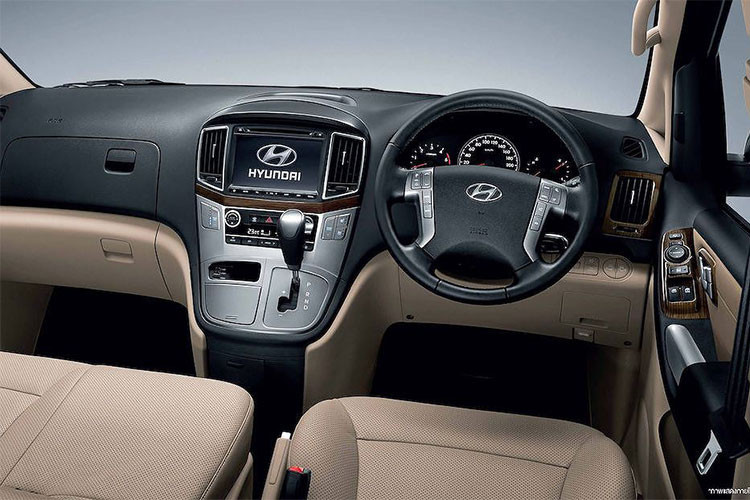 Khoang lái Hyundai Grand Starex mới không khác biệt so với bản tiêu chuẩn, được trang bị các tính năng tiện nghi cần thiết như thông tin giải trí màn hình cảm ứng, camera 360 độ, ghế có sưởi/quạt gió, điều hòa không khí tự động, vô-lăng bọc da chỉnh điện “gật gù”, gương hậu đổi màu…
