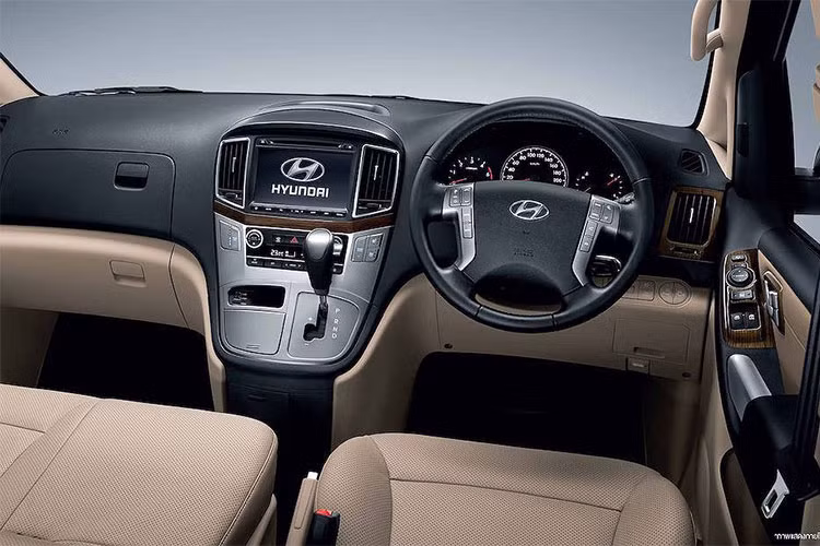 Khoang lái Hyundai Grand Starex mới không khác biệt so với bản tiêu chuẩn, được trang bị các tính năng tiện nghi cần thiết như thông tin giải trí màn hình cảm ứng, camera 360 độ, ghế có sưởi/quạt gió, điều hòa không khí tự động, vô-lăng bọc da chỉnh điện “gật gù”, gương hậu đổi màu…