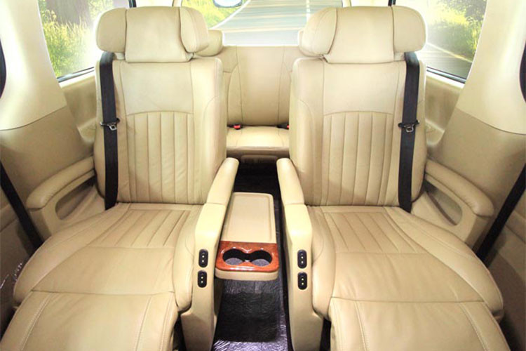 Đối diện với hàng ghế thứ hai này là một “quầy giải trí” gồm bảng táp-lô riêng biệt, được tích hợp đầu DVD Pioneer, đèn cảm ứng, nhiều hộc chứa đồ khác nhau và một màn giải trí hình đa phương tiện lên tới 22 inch.