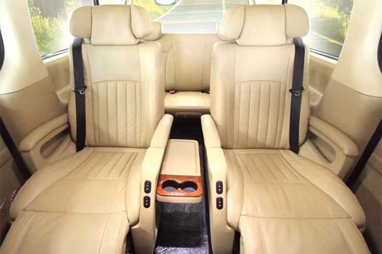 Đối diện với hàng ghế thứ hai này là một “quầy giải trí” gồm bảng táp-lô riêng biệt, được tích hợp đầu DVD Pioneer, đèn cảm ứng, nhiều hộc chứa đồ khác nhau và một màn giải trí hình đa phương tiện lên tới 22 inch.