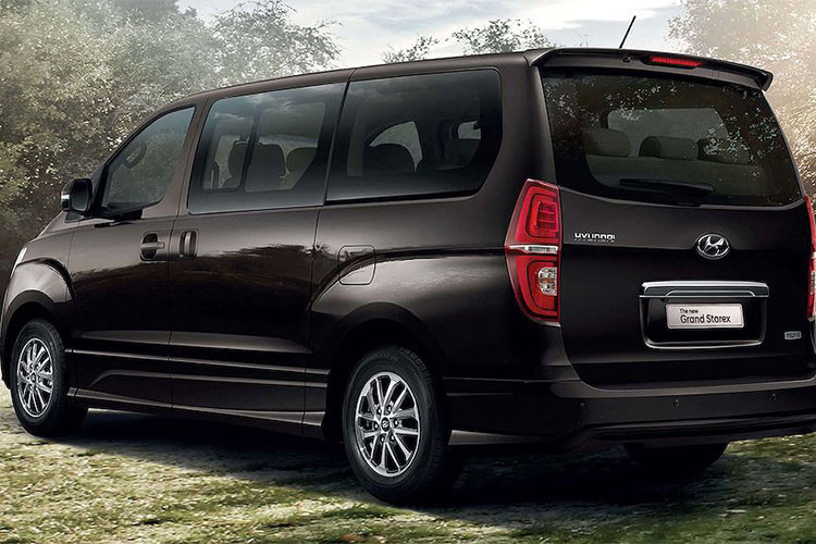 Hyundai Grand Starex được trang bị động cơ 2.5l 4 xi-lanh turbodiesel, cho công suất 175 mã lực và mô-men xoắn 441Nm. Động cơ này truyền sức mạnh tới cầu sau thông qua hộp số tự động 5 cấp. Các thông số này dường như không có nhiều khác biệt so với phiên bản cũ đang bán ra.