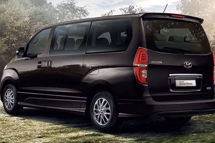 Hyundai Grand Starex được trang bị động cơ 2.5l 4 xi-lanh turbodiesel, cho công suất 175 mã lực và mô-men xoắn 441Nm. Động cơ này truyền sức mạnh tới cầu sau thông qua hộp số tự động 5 cấp. Các thông số này dường như không có nhiều khác biệt so với phiên bản cũ đang bán ra.