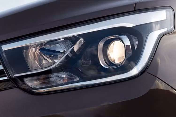 Dù chỉ là bản cải tiến và nâng cấp nhưng Hyundai Grand Starex 2019 lại có nhiều thay đổi khiến người ta nghĩ rằng đây là thế hệ hoàn toàn mới. Cụ thể thiết kế gần như thay đổi ở mặt trước với mặt nạ mới, hiện đại với lưới tải nhiệt đa tầng, đi kèm cùng cụm đèn pha projector sắc sảo, cản trước năng động và đèn sương mù thiết kế mới.