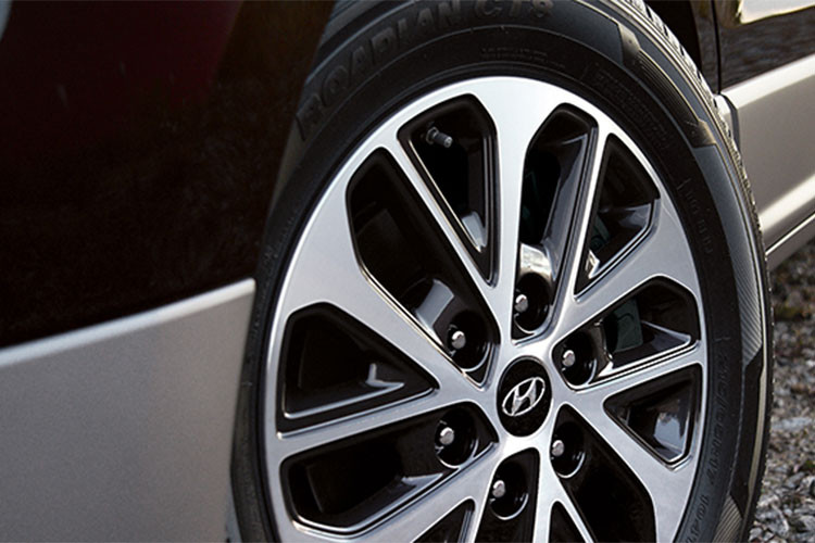 Thân xe và ngoại thất có thêm nhiều chi tiết được mạ chrome, xe được trang bị bộ mâm hợp kim đa chấu hai tông màu kèm lốp 235/60 R17. So với các phiên bản thường, xe còn có hệ thống treo cải tiến êm ái hơn.