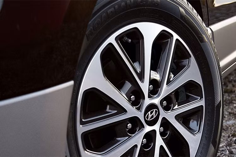 Thân xe và ngoại thất có thêm nhiều chi tiết được mạ chrome, xe được trang bị bộ mâm hợp kim đa chấu hai tông màu kèm lốp 235/60 R17. So với các phiên bản thường, xe còn có hệ thống treo cải tiến êm ái hơn.